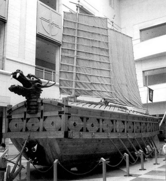 Модель корабля черепахи в масштабе 1:2,5, Военный Мемориальный музей, Сеул. По-видимому, это одна из наиболее точных попыток реконструкции знаменитого корабля. Видны две носовые фигуры и дополнительные паруса.