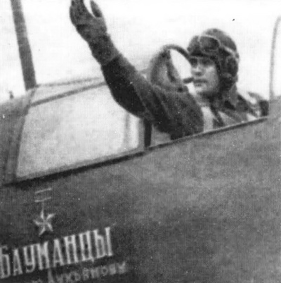 Младший лейтенант Патока, командир звена 240 ИАП 287 ИАД, в кабине нового Ла-5, август 1942 года. Вскоре этот истребитель вместе со своим пилотом погибнут под Сталинградом.