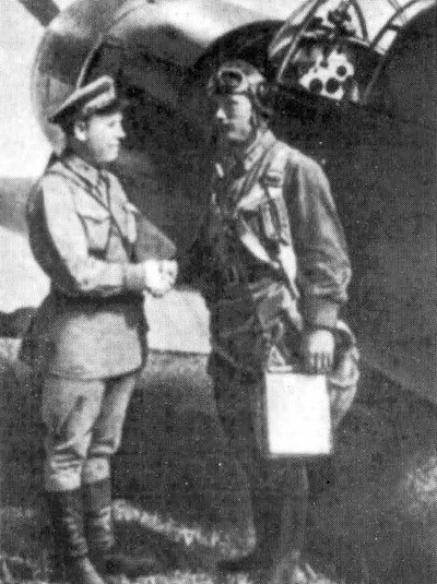 Не слишком качественный, но уникальный снимок, сделанный во время войсковых испытаний Ла-5 в 15 ИАП 287 ИАД. Командир полка Журавлев и П. Т. Тарасов, Верхняя Ахтуба, сентябрь 1942 года.