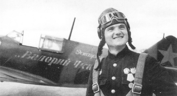 Гвардии капитан И. Л. Творогов из 4 ГИАП ВВС Балтийского Флота позирует на фоне Ла-5 с надписью «Эскадрилья Валерий Чкалов».