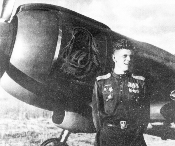 Один из пилотов 111 ГИАП 10 ГИАД 10 ИАК — А. И. Дорофеев — позирует на фоне Ла-5ФН с изображением тигриной головы на капоте.