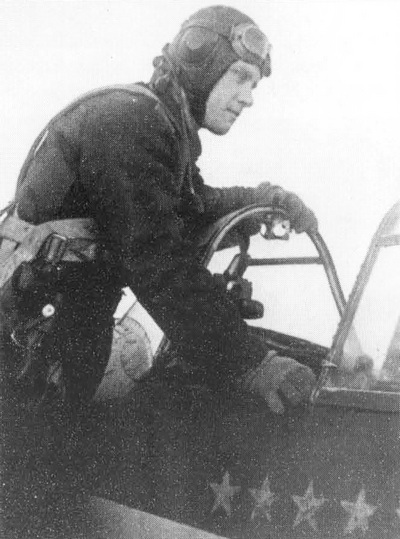 Пилот Н. М. Скоморохов из 31 ИАП 295 ИАД. На борту его истребителя видна белая молния — эмблема полка и звездочки — отметки побед.
