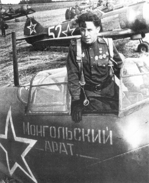 Л. И. Майоров, пилот 2 ГИАП, в кабине Ла-5ФН с надписью «Монгольский арат» на борту.