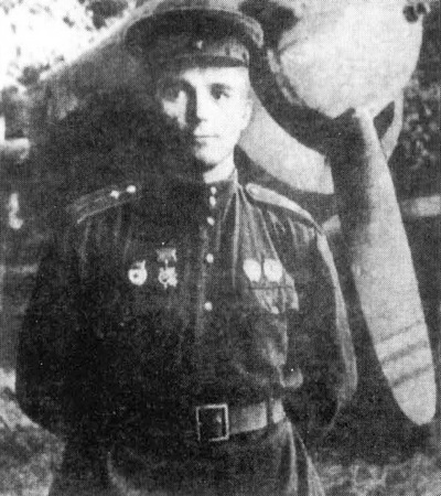 В. И. Попков из 5 ГИАП на фоне своего Ла-5Ф, 1943 год.