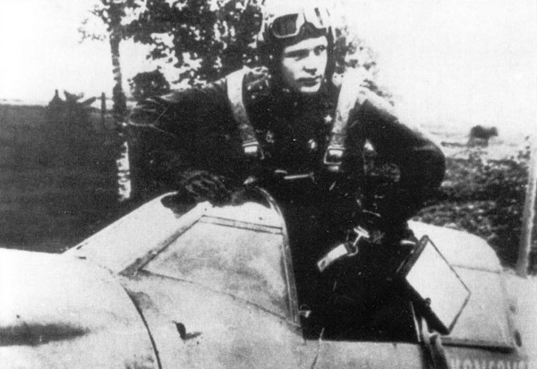 Г. А. Баевский, также служивший в 5 ГИАП, в кабине Ла-5ФН б/н 68 «Комсомолец Дальстроя», Польша, лето 1944 года.