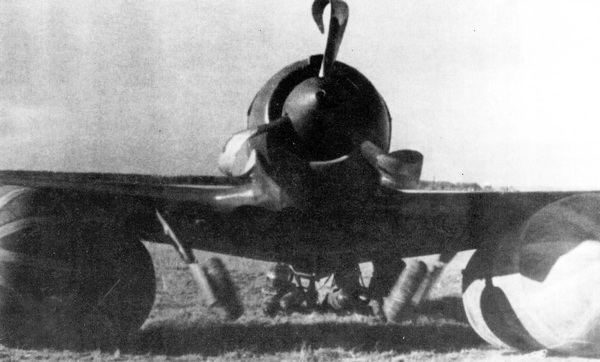 Ла-5Ф, совершивший посадку на брюхо, «ставят на ноги» с помощью надувных баллонов.