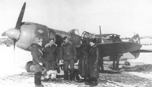 Пилоты 1-й Чехословацкой смешанной авиадивизии в СССР во время обучения, Пршемысл, зима 1944–1945 года. Авиаторы сфотографировались на фоне Ла-5ФН.