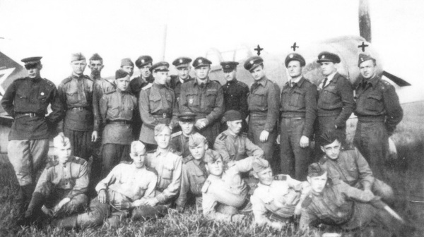 Группа чехословацких пилотов вместе со своими советскими инструкторами и техниками на подмосковном аэродроме Кубинка. Крестиками на фото обозначены авиаторы, позднее погибшие в Словакии.