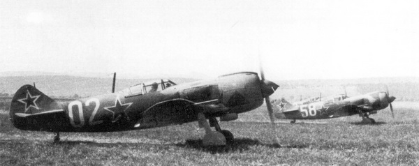День, которого так долго ждали чехословацкие пилоты, — первые четыре Ла-5ФН совершили посадку на аэродром Три Дуби и заруливают на стоянку, 15 сентября 1944 года. В тот день машину с б/н 02 пилотировал надпоручик Чабера, а б/н 58 — штаб-капитан Фаджитл.