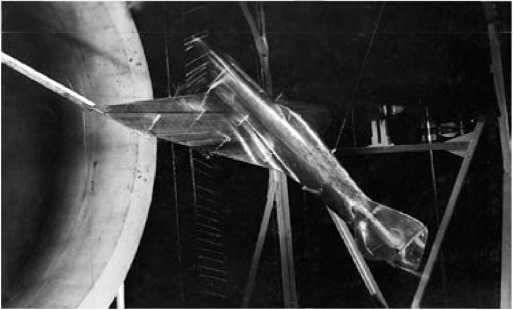 Модель истребителя И-21 в аэродинамической трубе.