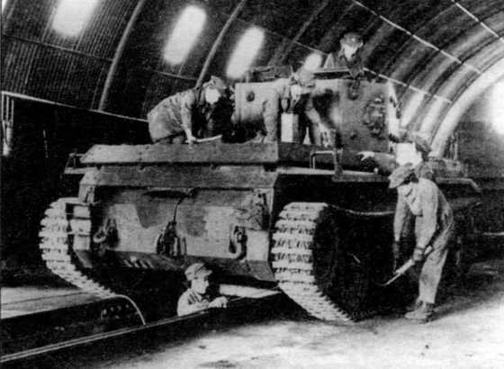 Техническое обслуживание танка А 24 Cavalier. Корма машины конструктивно подобна корме танка А15 Crusader