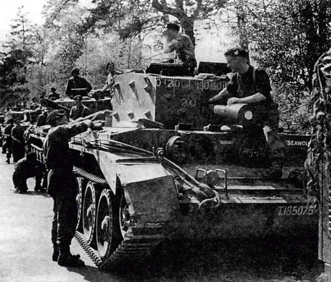 Экипажи группы поддержки морской пехоты готовят к бою танки Centaur IV незадолго до высадки в Нормандии. Великобритания, май 1944 год