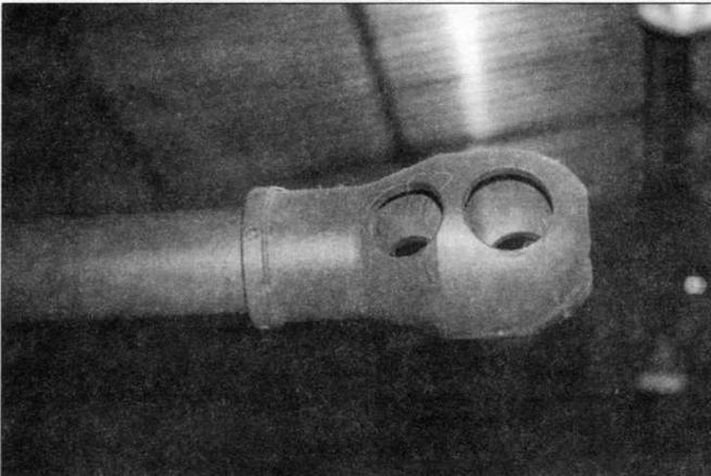 Характерная особенность 77-мм пушки — заимствованный у 17-фунтовки грушевидный дульный тормоз