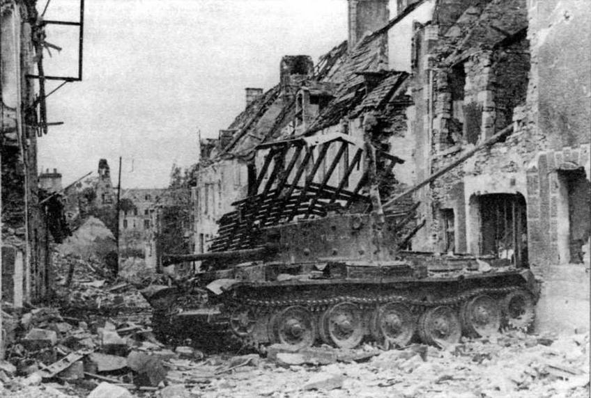 Cromwell IV из состава 4-го полка йоменов графства Лондон, подбитый на улице городка Виллер-Бокаж 13 июня 1944 года