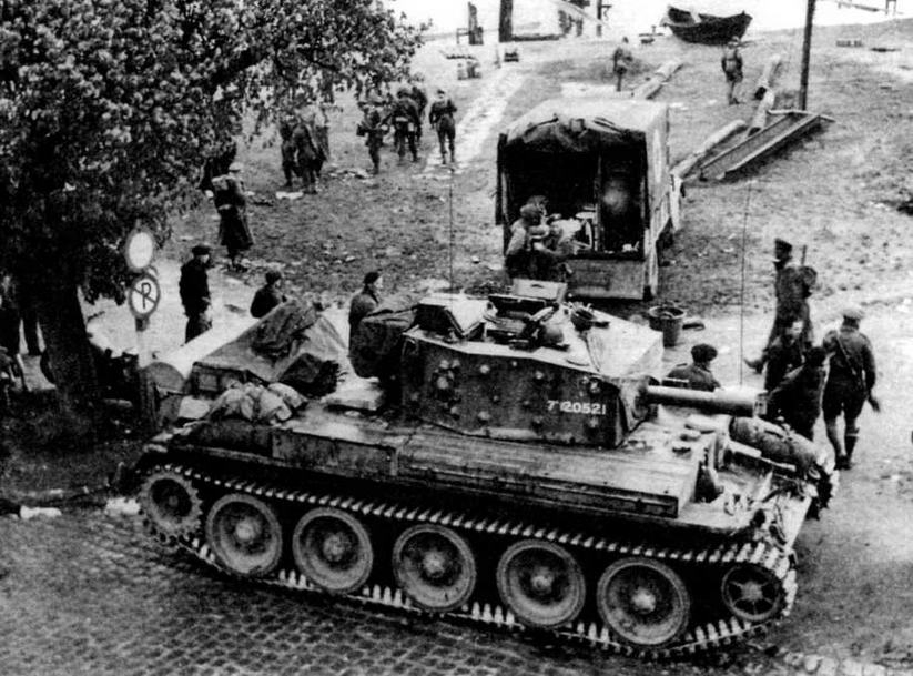 Крейсерский танк Cromwell VI в освобожденном французском городе. Июнь 1944 года