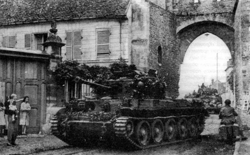 Cromwell во главе колонны «шерманов» вступает во французский город. 1944 год