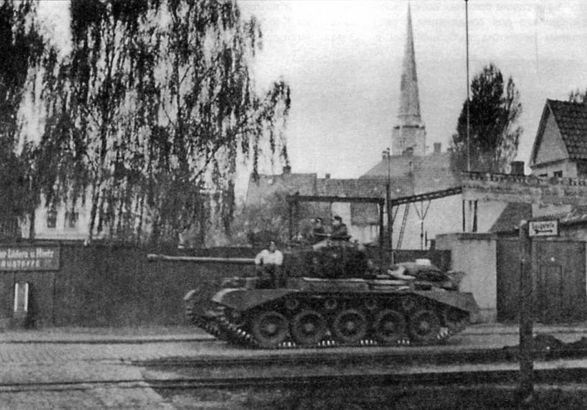 Крейсерский танк А34 Comet 23-го гусарского полка на улице г. Любек. Германия, май 1945 года