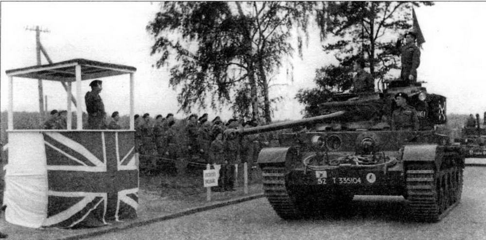 Командир 1-го Королевского танкового полка, стоя в башне своего А34 Comet, приветствует фельд-маршала Монтгомери во время парада в Берлине в сентябре 1945 года