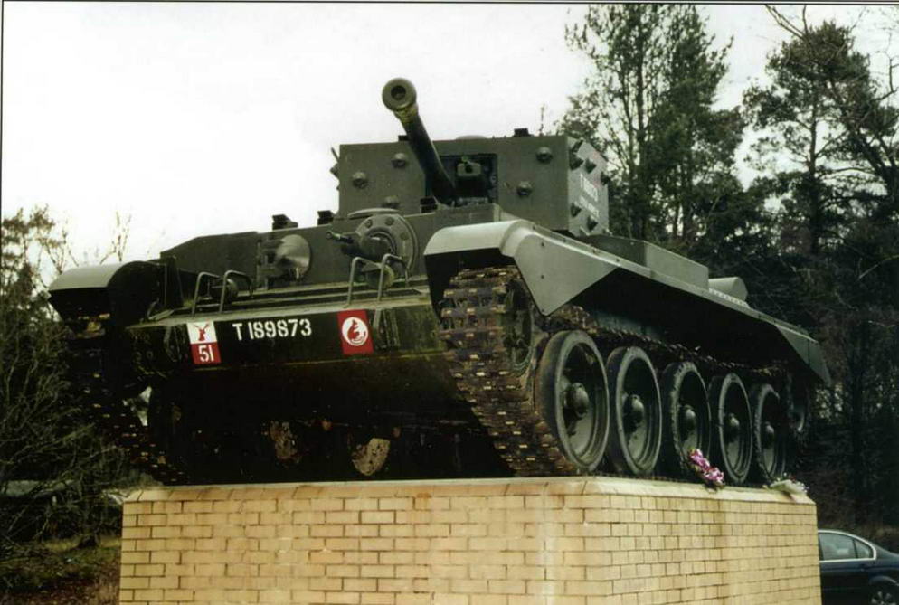 Крейсерский танк Cromwell IV Памятник 7-й <a href='https://arsenal-info.ru/b/book/1627328415/38' target='_self'>танковой дивизии</a> Великобритании