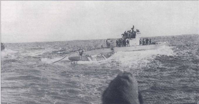 U-460 типа XIVA дозаправляет U-135, лодку типа VIIC. Топливный шланг переброшен с кормы «дойной коровы». Такие рандеву старались «поймать» корабли и самолеты ПЛО союзников.