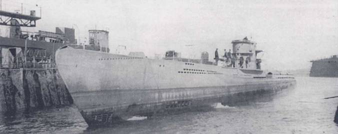 U-220 типа АВ входит в порт, трюмы корабля пусты, поэтому палуба находится очень высоко над водой. Вид впечатляющий, однако в позиционном или в надводным положении с частично заполненными балластными цистернами лодка выглядит совсем небольшой. Субмарины — это такие айсберги или Айзеньерги, небольшие, но очень злобные и смертельно опасные. Лодкой U-220 командовал обер-лейтенант Бруно Барбер, в октябре 1943 г. Барбер предположительно потопил два транспорта союзников.