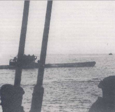 U-960 типа VIIC идет в одном строю с другими субмаринами. За рубкой установлена спаренная 20-мм зенитная автоматическая пушка. Обычно У-боты покидали и возвращались в базы под прикрытием самолетов и надводных кораблей.