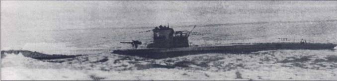 U-365 типа VIIC выходит в поход сквозь шугу — мелкий плавающий лед. Носовая часть лодки почти все время скрыта водой, что в еще большей степени уменьшает заметность субмарины. Лодкой U-365 командовал капитан-лейтенант Хеймар Ведемейер, добившийся на этом У-боте немалых побед.