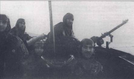 Вахта на мостике рубки U-960, моряки одеты в водонепрницаемые костюмы. На ограждении установлен пулемет MG-34, для борьбы с воздушными целями эти пулеметы совершенно не годились. Лодкой U-960 командовал обер-лейтенант Гюнтер Гейнрих.