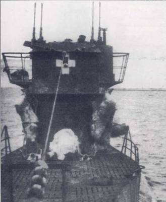 U-307, лодка типа VIIC, на крейсерстве в районе Шпицбергена, 1944 г. В районе орудия палубы лодок VIIС имели местное расширение для удобства работы орудийного расчета. На рубке установлено два спаренных 20-мм зенитных автомата, чьи стволы задраны в зенит.