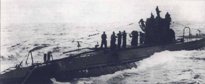 U-462 типа XIV дозаправляет топливом боевой У-бот. Наблюдатели на мостике осматривают горизонт па предмет появления кораблей или самолетов противника.