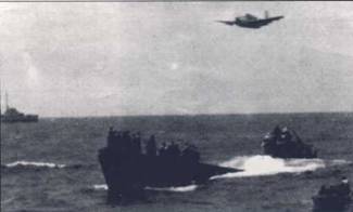 Окруженная американскими кораблями и прижатая сверху американскими самолетами субмарина U-505 была вынуждена спустить флаг. Ныне этот У-бот демонстрируется в Чикаго, шт. Иллинойс. Над лодкой проходит «Эвенджер» — едва ли не главный враг У-ботов в годы войны.