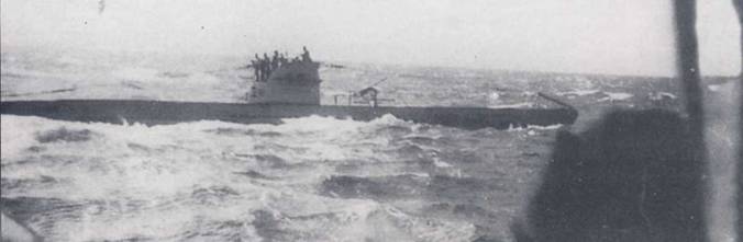 U-60 — субмарина типа IIC, снимок сделан в море с борта другого У-бота. Серая окраска и небольшие размеры снижали заметность У-ботов в надводном положении. Субмарина U-60 вооружена 20-мм зенитным автоматом.