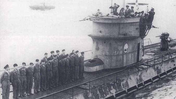 U-38 — корабль типа IXA. Субмарина вернулась из боевого похода. Краска на корпусе ободрана атлантическими штормами. Субмариной командовал капитан-лейтенант Генрих Либе, первого успеха он добился 6 сентября 1939 г.