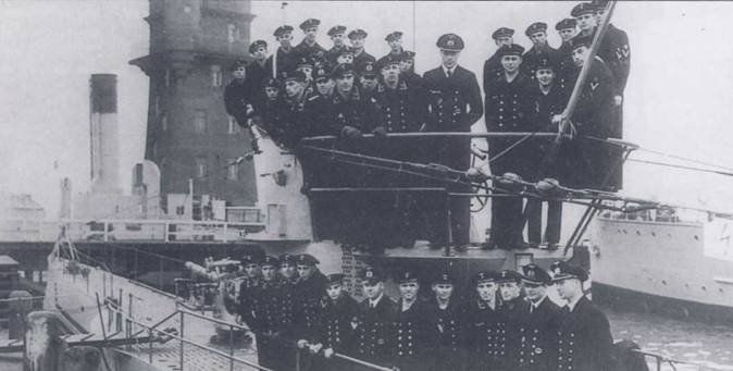 Команда подводной лодки U-102 в парадной форме одежды позируют фотографу на борту своей субмарины. Лодкой командовал капитан-лейтенант Харро фон Клот-Хейденфельд. В свой последний поход U-102 вышла из французского порта Лриен 17 июня 1940 г., 1 июля субмарина потопила два транспорта, но и сама стала добычей британского эсминца.