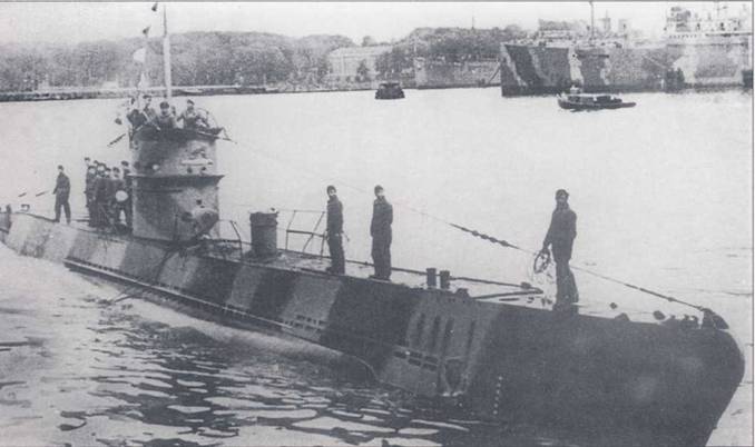 U-141 — субмарина типа IID — входит во французский порт. Лодка камуфлирована полосами светло- и темно-серого цвета. Такая схема видоизменяла силуэт субмарины и снижала ее заметность на фоне горизонта.
