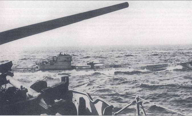 U-124 — субмарина типа IXB — проходит мимо германского корабля. Даже на предельно близкой дистанции лодка несильно то заметна. У-ботом U-124 командовал капитан-лейтенант Георг Вильгельм Шульц. Шульц потопил 19 судов союзников суммарным водоизмещением 89 996 т. Кавалер рыцарского креста Шульц в конце войны командовал 25-й У-бот флотилией, которая базировалась на Травемюнде.