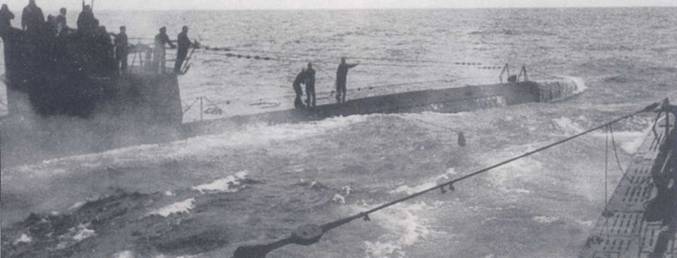 U-201 проходит мимо другого У-бота (тип и номер не установлены), 17 июня 1941 г., открытое море. Между двумя лодками — облачка выхлопов дизелей.
