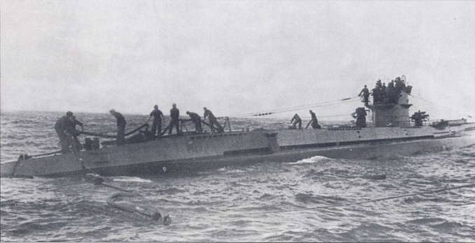 Команда готовит шланги для приема топлива в море. На снимке — U-116. Дозаправка в море представляла собой исключительно опасную работу, особенно при волнении океана. Голыми руками — скользкий шланг да на мокрой палубе.