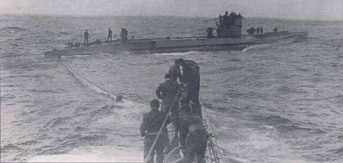 Прием топлива субмариной U-116 с субмарины U-406. Пополнение расходуемых материалов в открытом море значительно увеличивало автономность У-ботов.
