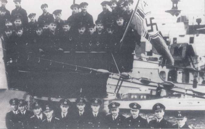 Команда субмарины U-99, лодки типа VIIB. Моряки одели парадную форму, что в годы войны случалось крайне редко.