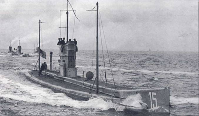 U-15 в кампании с другими субмаринами Кайзера, снимок начала Первой мировой войны. Лодка U-15 прожила недолго — ее таранили и потопили в августе 1914 г.