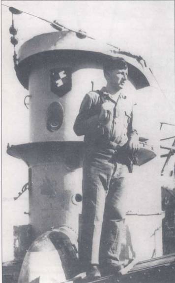 Моряк с U-79 на палубе своего корабля возле рубки. Моряк облачен в рабочую форму одежды светлого серо-голубого цвета.