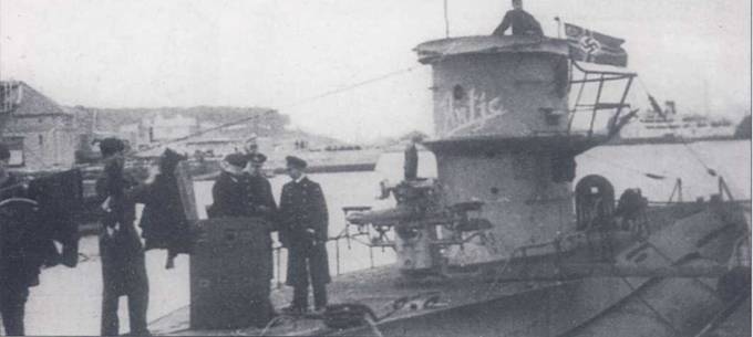 U-7S1 — субмарина типа VIIC, лодкой командовал капитан-лейтенант Герхард Бигальк. Лодку готовят к выходу в море. В декабре 1941 г. Бигальк потопил британский авианосец «Аудачити», первый британский <a href='https://arsenal-info.ru/b/book/409523756/116' target='_self'>эскортный авианосец</a>. U-751 погибла 17 июля 1942 г. в районе мыса Ортегаль. На рубке субмарины сделана надпись «Antje», имя дочери командира Бигалька.