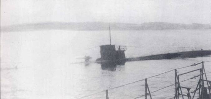 U-88, субмарина типа VIIC, входит в германский порт, 4 апреля 1942 г. Субмарина следует в позиционном положении, из которого на может в случае опасности быстрее уйти на глубину, чем из надводного. Время погружения чисто становилось для подводчиков границей между жизнью и смертью.