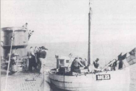 U-376 подошла к борту норвежского рыболовного траулера на предмет конфискации свежей рыбы и вообще — насчет пожрать чего-нибудь свеженького. Такое случалось в «дружественных» водах, однако «дружественности» рыбакам не прибавляло. Германские подводники проявляли очевидный волюнтаризм. U-376 — субмарина типа VIIC.