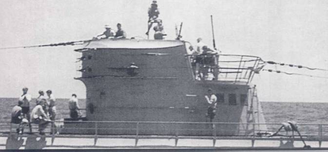 Тепло и спокойно. Моряки из команды U-172 отдыхают от войны. На рубке установлена антенна радиолокатора FuMo-29.