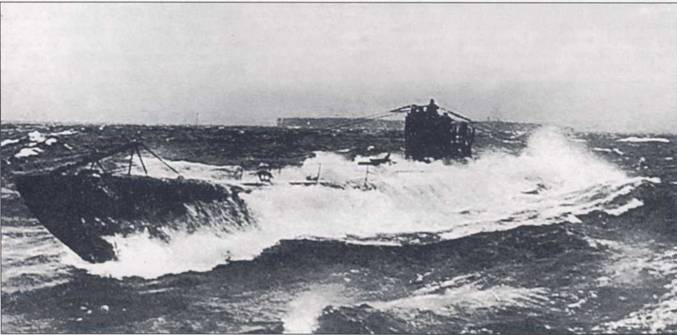 В бурном море — UB тип III, снимок 1917 г. Лодки UB тип III послужили прообразом субмарин кригсмарине. Такой лодкой, U-68, в молодости командовал будущий гросс-адмирал Дениц. Она, U-68, утонула в конце 1918 г.