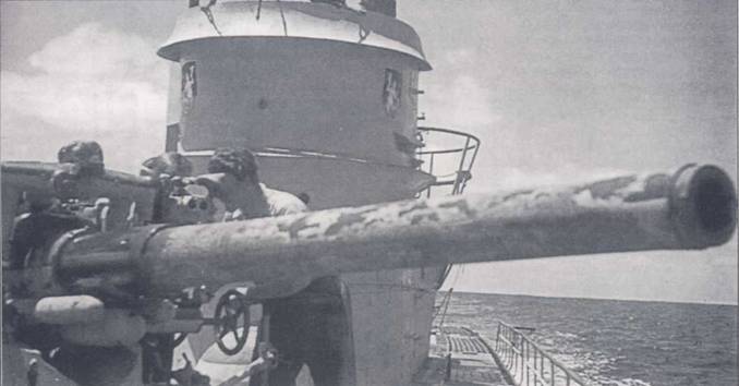 Расчет 88-мм орудия субмарины U-172 готов открыть огонь по противнику. Наводчик смотрит в прицел, установленный слева от казенника орудия. Заряжающий дослал снаряд. Орудия являлись эффективным оружием, но использовали пушки редко. Команды предпочитали скорострельные зенитки.