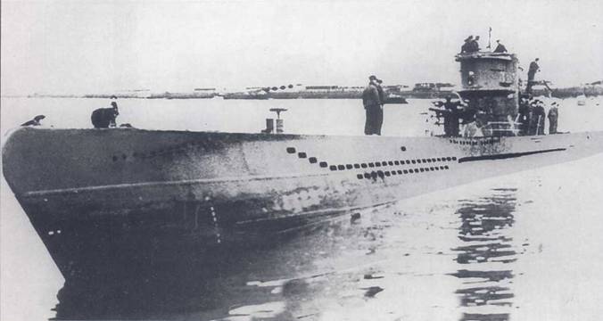 U-254 типа VI IC выходит в боевой поход, 8 августа 1942 г. Субмариной командовал Ганс Гилардон. Лодки VII серии были много меньше лодок IX серии, но именно они составляли ядро подводного флота кригсмарине.