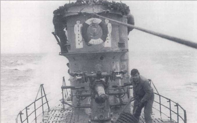 U-201 держит курс в базу, на рубке лодки выполнен красочный рисунок в виде двух снеговиков — личная эмблема капитана Адальберта Шнее. Обрез рубки украшен венком. На спасательном круге сделана надпись «HMS Т137». Т-137 до войны был траулером «Лээртс», с началом войны мобилизованным в британский военный флот, 25 июля 1942 г. его потопили. 88-мм орудие лодки закрыто водонепроницаемым чехлом.